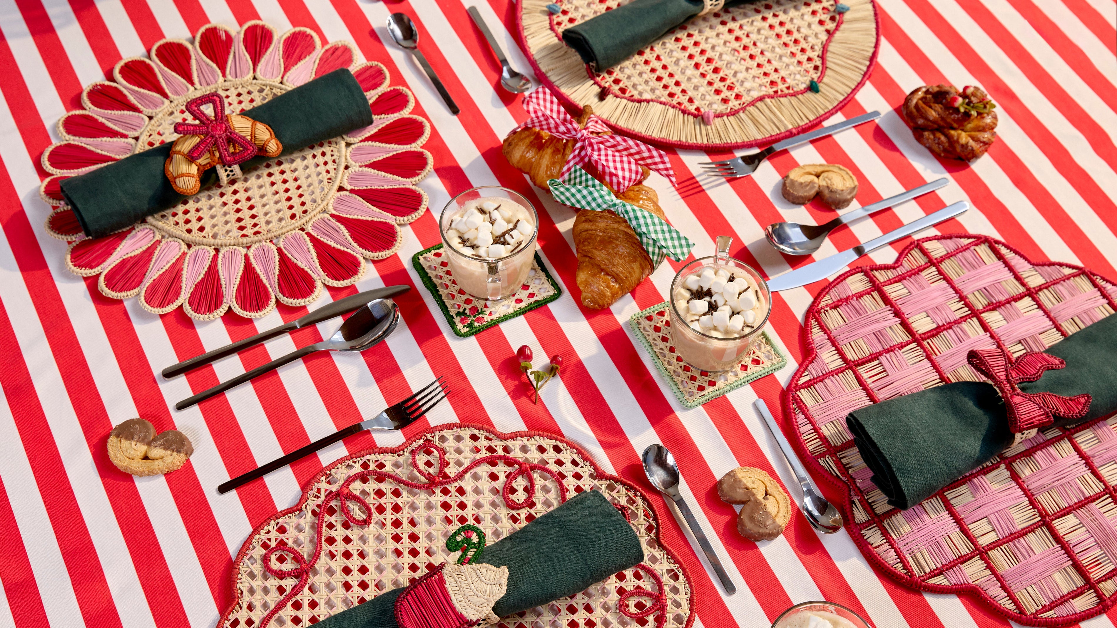 Christmas Tablescape Ideas That Go Beyond Red and Gold