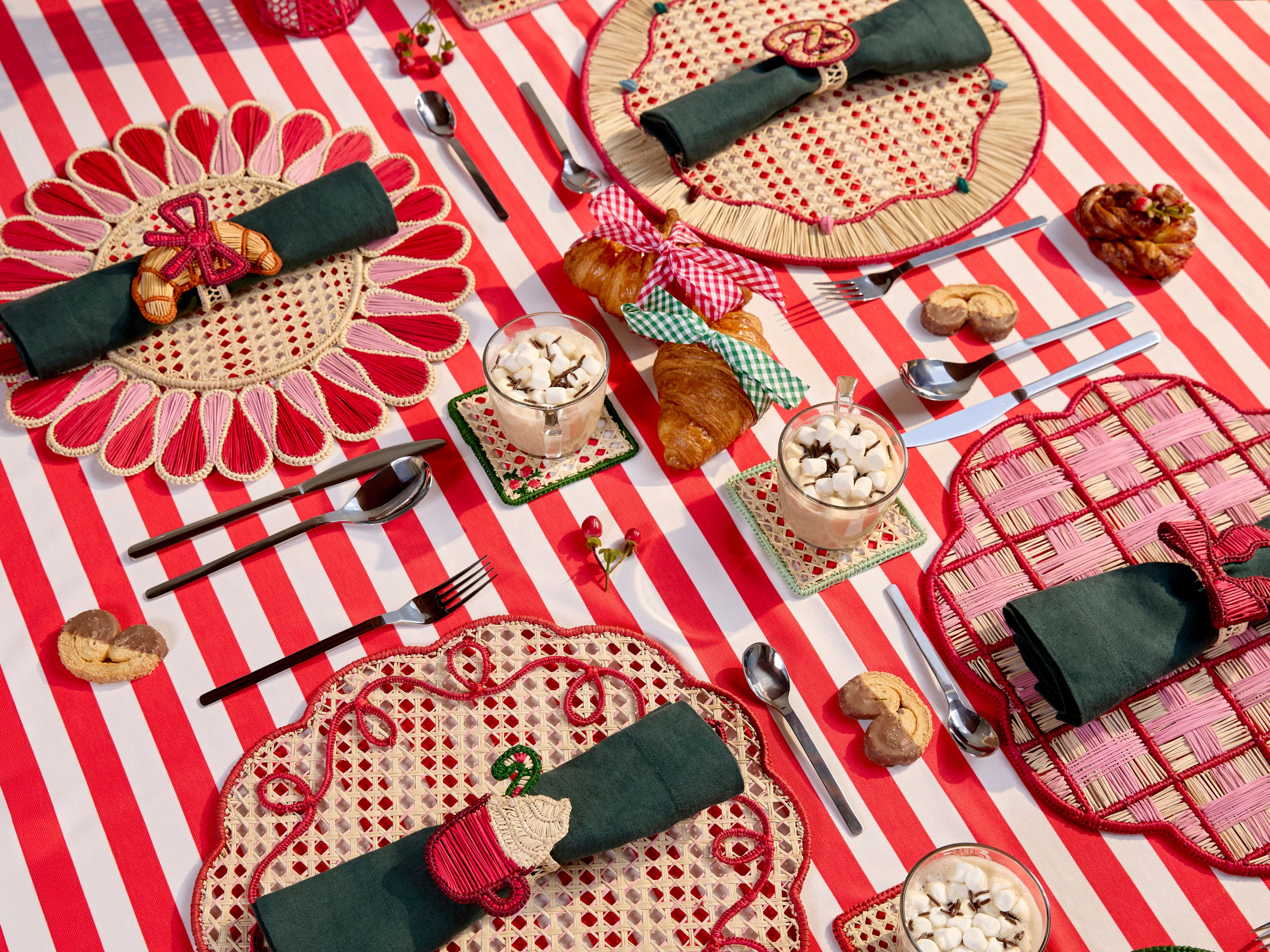 Christmas Tablescape Ideas That Go Beyond Red and Gold