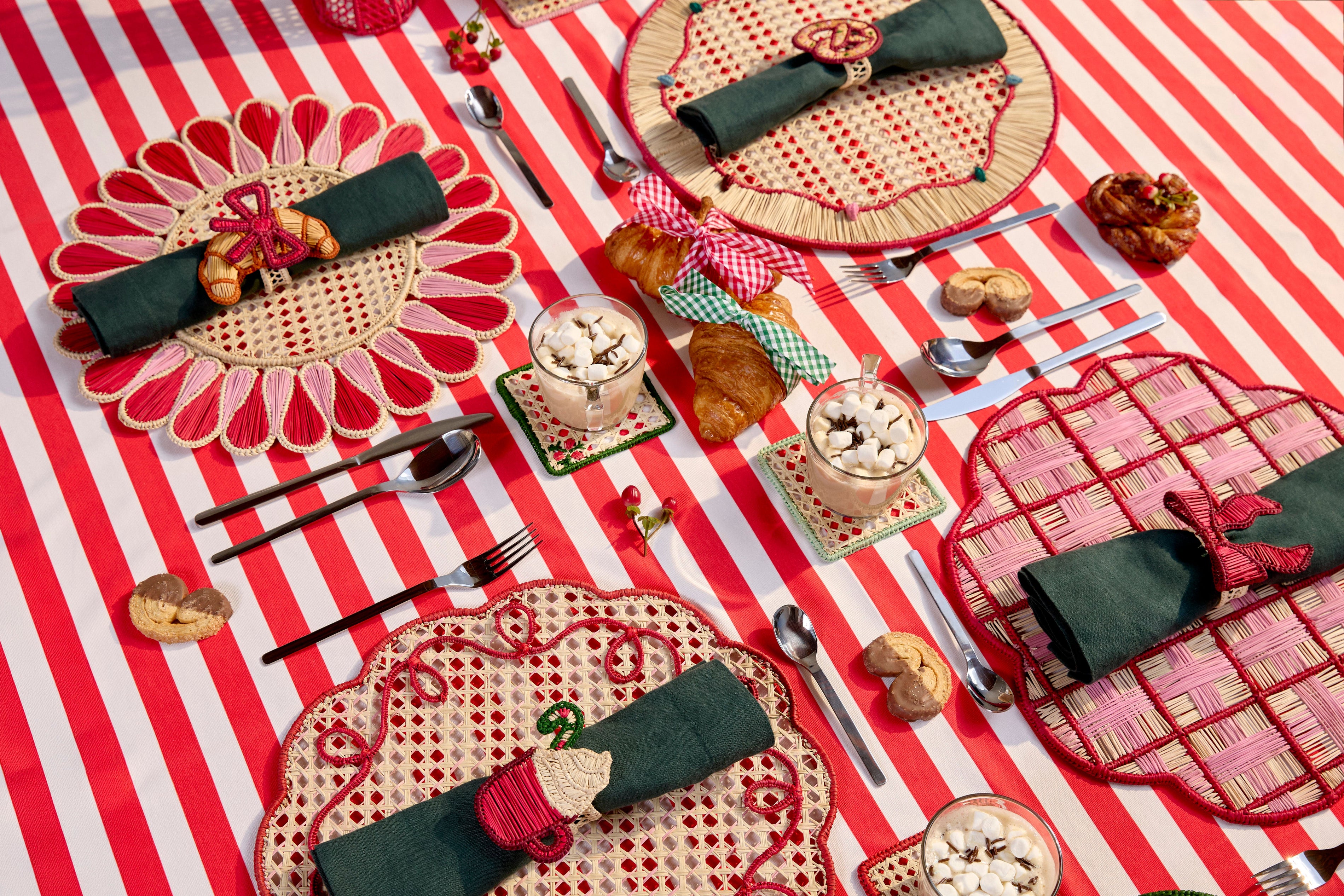 Christmas Tablescape Ideas That Go Beyond Red and Gold